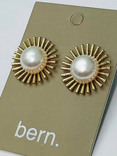 Load image into Gallery viewer, Radial Beauty Stud