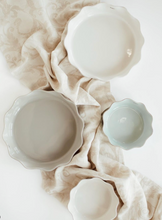 Load image into Gallery viewer, Casafina Ruffled Pie Dish